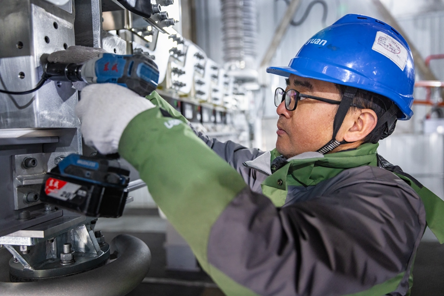 阿里地區(qū)首套電網(wǎng)側帶超容構網(wǎng)型SVG工程現(xiàn)場工作人員正在進行投運前螺栓緊固工作。趙清鵬攝