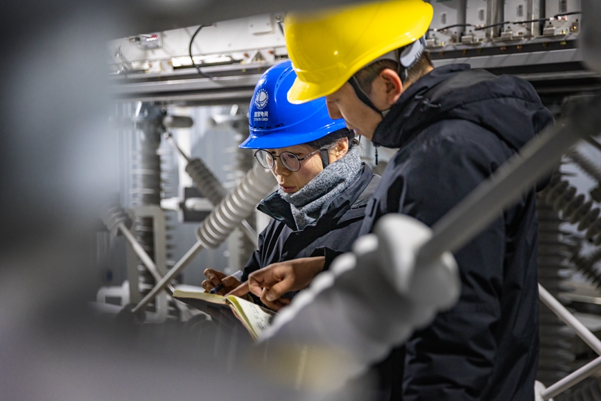 阿里地區(qū)首套電網(wǎng)側帶超容構網(wǎng)型SVG工程現(xiàn)場工作人員正在進行投運前設備位置檢查。趙清鵬攝