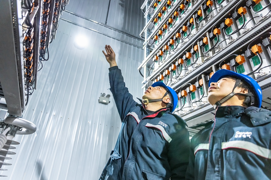 阿里地區(qū)首套電網(wǎng)側帶超容構網(wǎng)型SVG工程現(xiàn)場工作人員正在進行投運前設備狀態(tài)檢查。趙清鵬攝