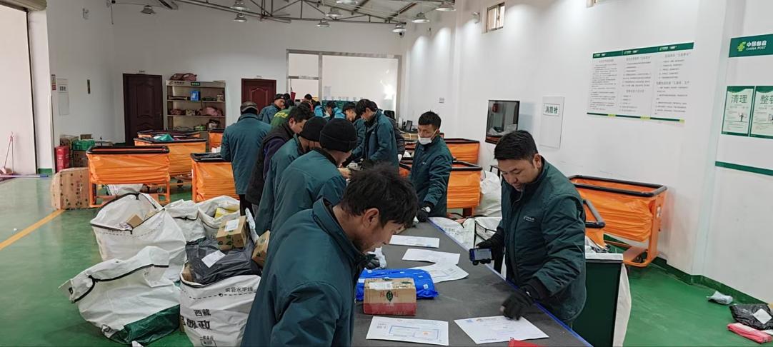 西藏拉薩城東營(yíng)業(yè)部分揀員正在傳送帶分揀。旦增攝