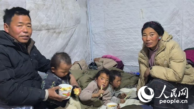森嘎村村民扎西一家五口。人民網(wǎng)記者 吳雨仁攝