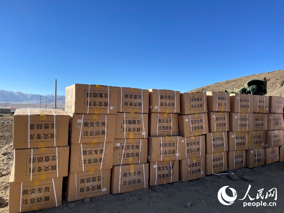 救災(zāi)物資抵達(dá)長(zhǎng)所鄉(xiāng)古榮村。人民網(wǎng)記者 郝潔攝