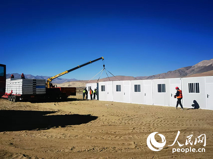 1月9日，在日喀則市定日縣長所鄉(xiāng)森嘎村安置點，工作人員抓緊搭建移動板房，確保受災群眾溫暖過冬。人民網記者 吳雨仁攝