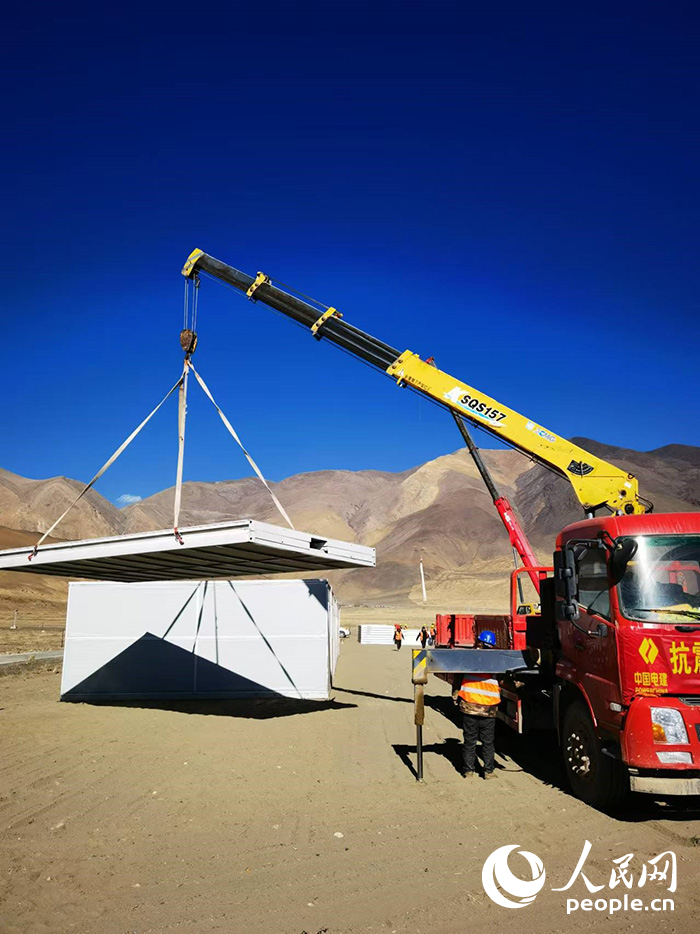 1月9日，日喀則市定日縣長所鄉(xiāng)森嘎村安置點正在吊裝板房。人民網記者 吳雨仁攝