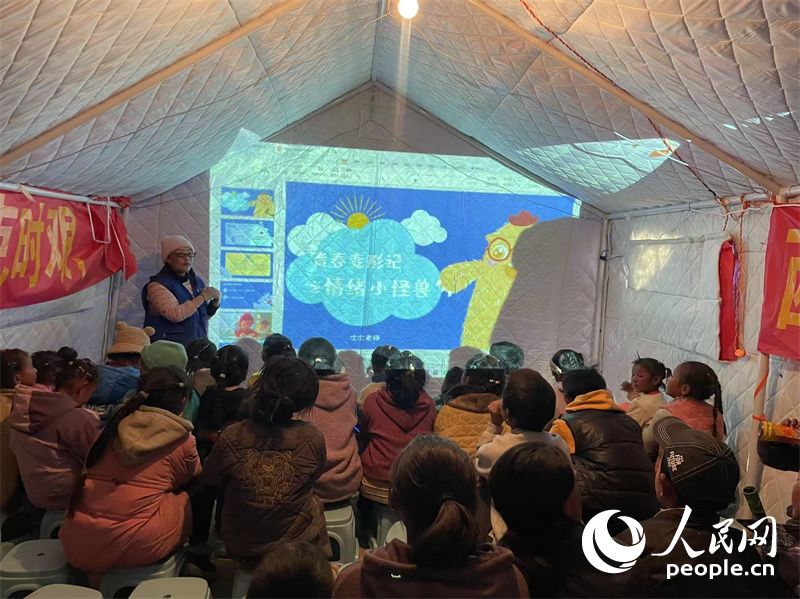 社工次旦拉姆以“青春變形記之情緒小怪獸”為主題給塘仁村孩子們講課。人民網(wǎng)記者 郝潔攝