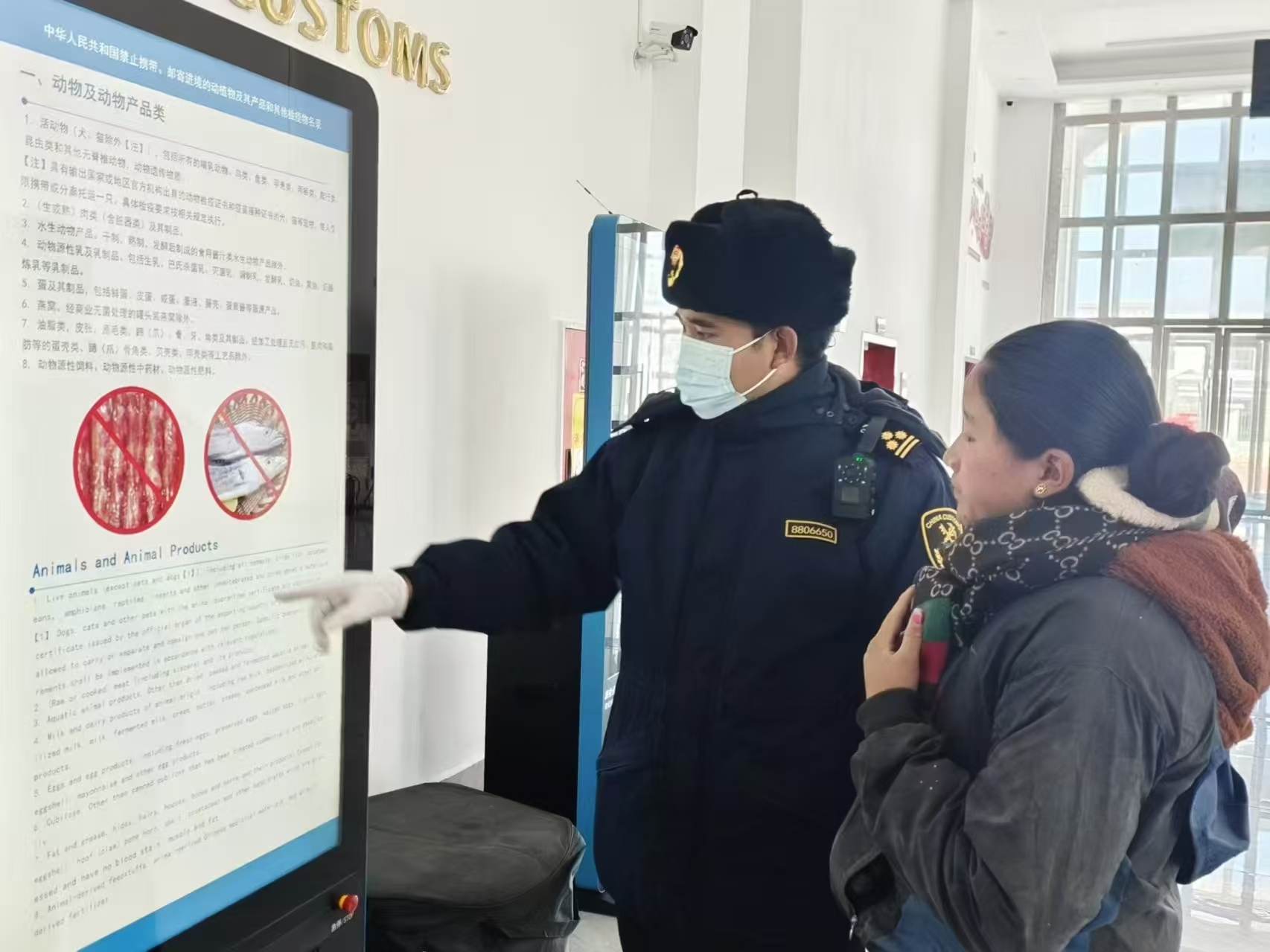 海關(guān)關(guān)員對(duì)入境邊民進(jìn)行禁止攜帶、郵寄進(jìn)境動(dòng)植物及其產(chǎn)品解讀。次旺久美攝