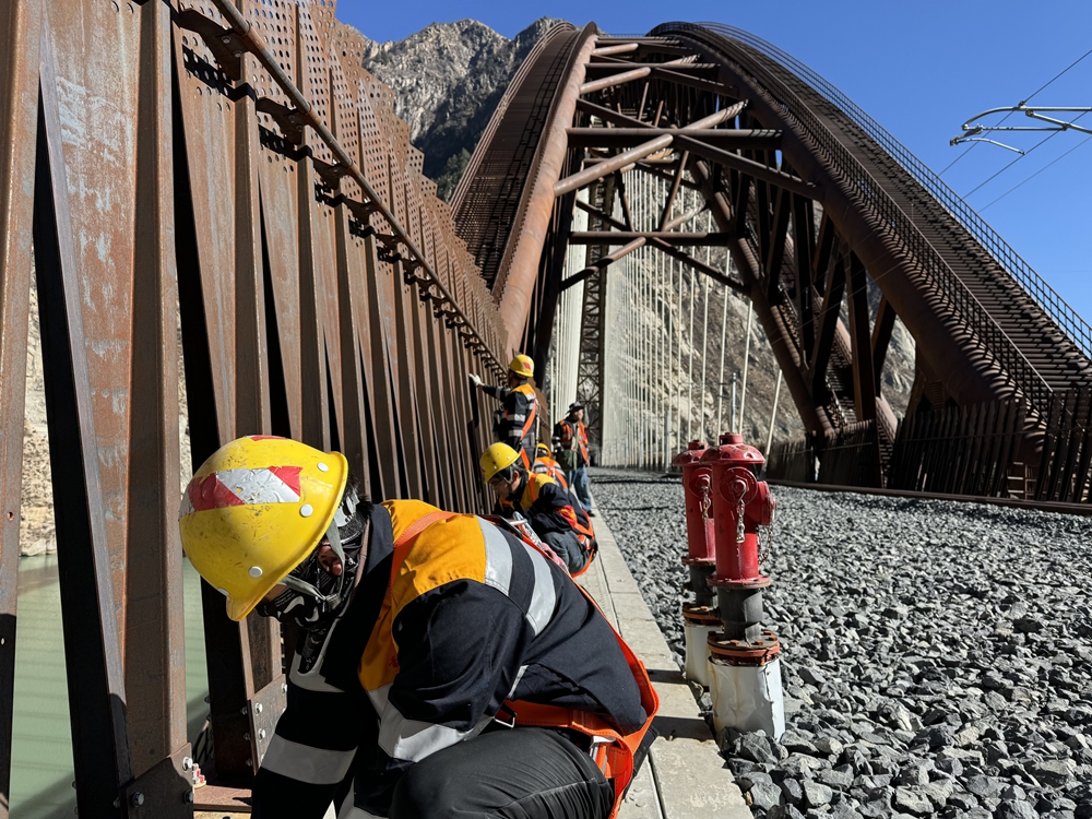 螺栓檢查。馬生明攝