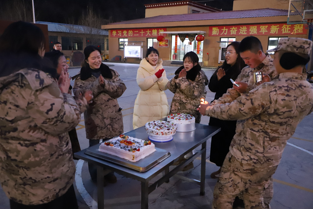 支隊為來隊家屬過集體生日?；粢綌z