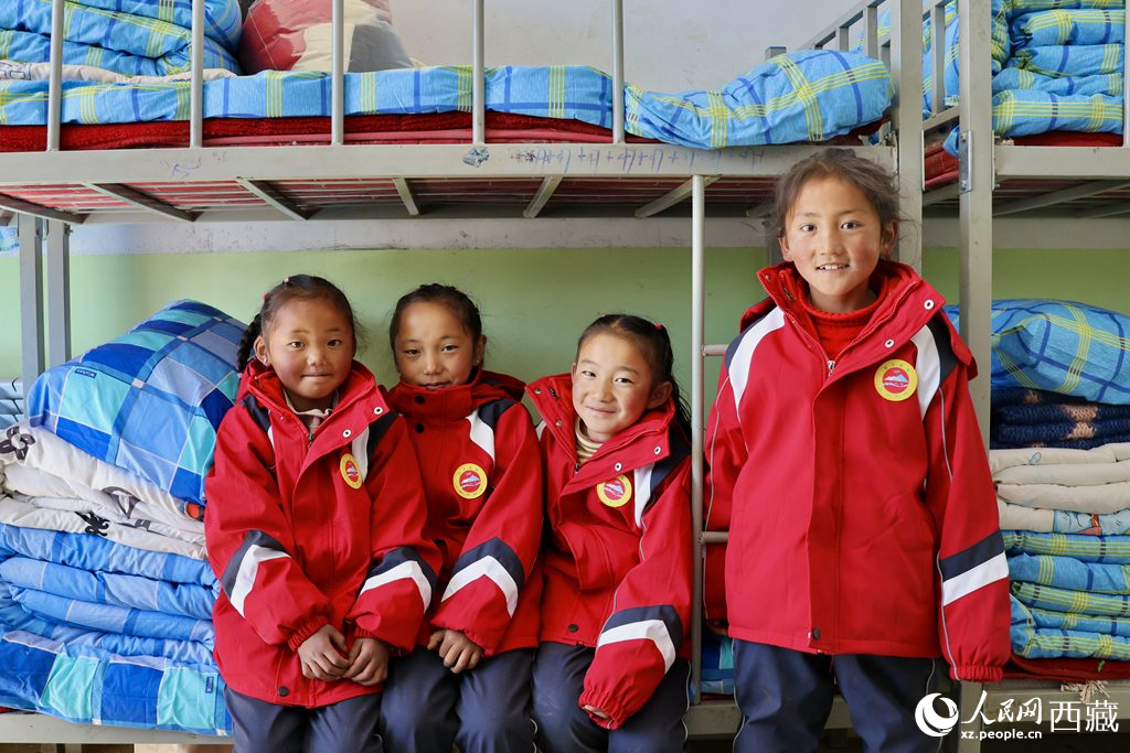 學(xué)生在定日縣第二小學(xué)分流安置點(diǎn)宿舍。人民日?qǐng)?bào)記者 鮮敢攝