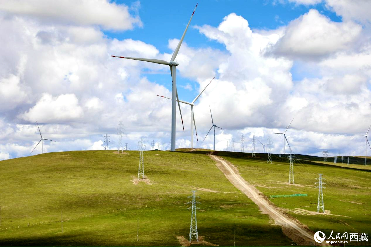 西藏那曲市色尼區(qū)的歐瑪亭嘎風(fēng)電場(chǎng)。