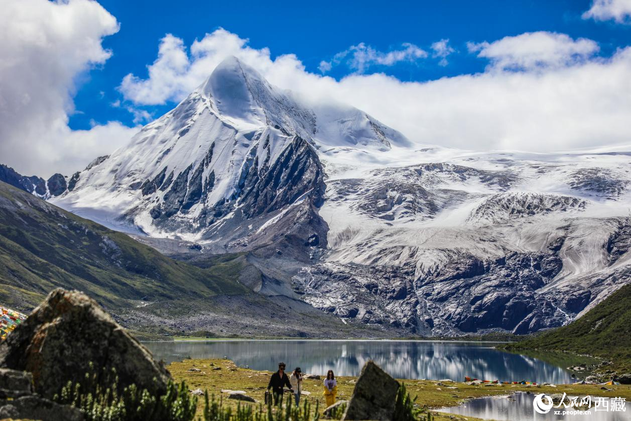 西藏那曲市比如縣的薩普雪山。