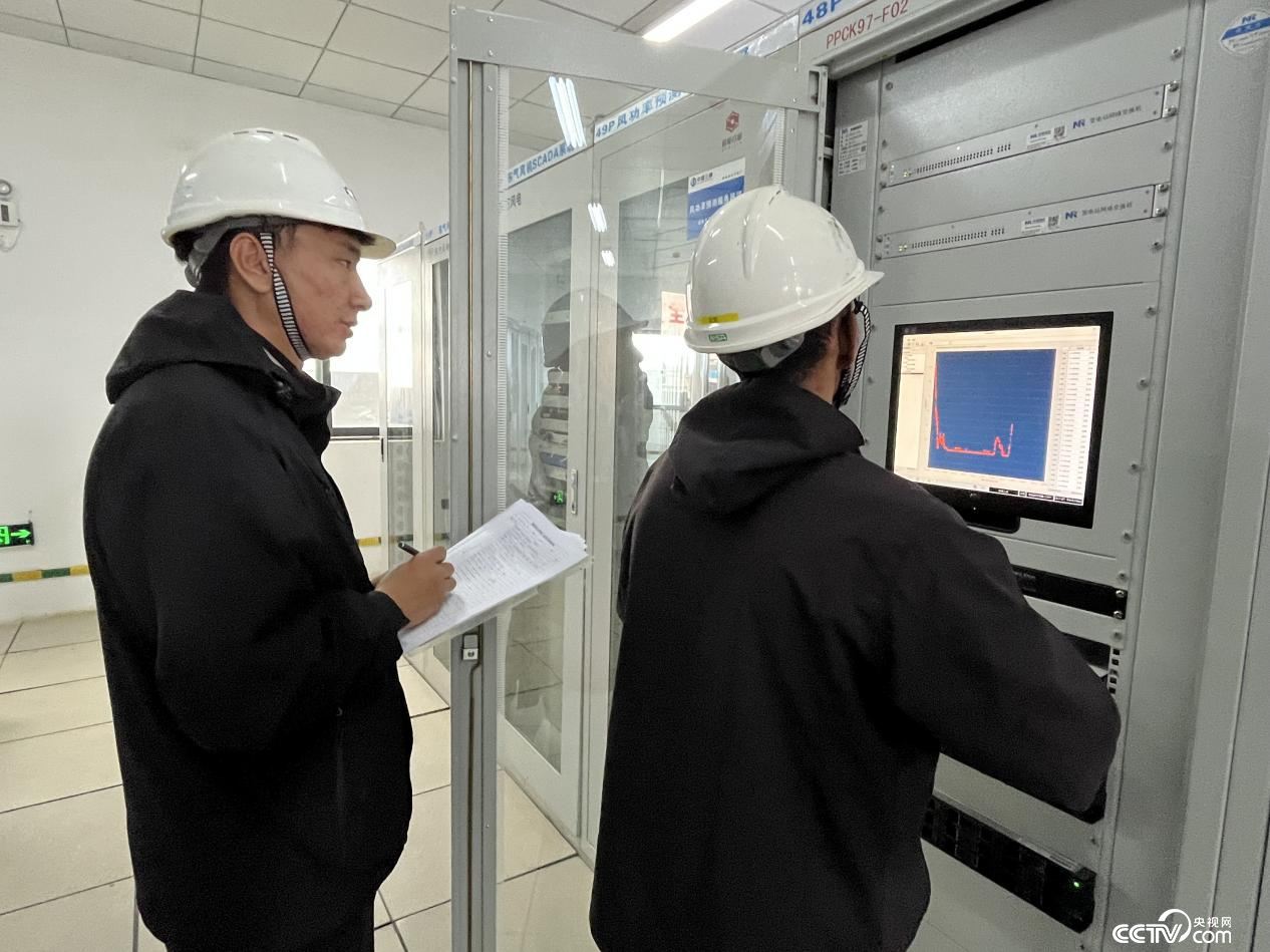 工作人員在巡檢風(fēng)電機(jī)組情況 （攝影 李婷婷）