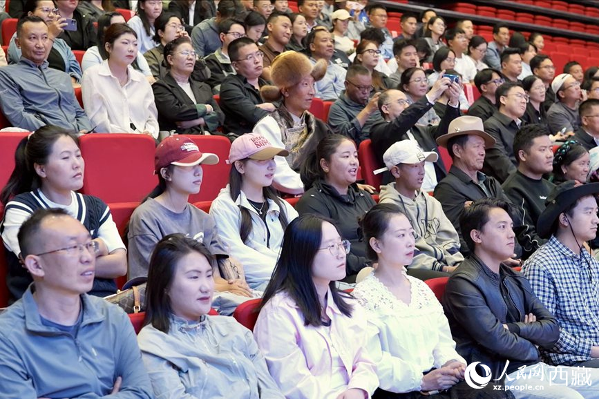 300余名干部職工、群眾代表在現場聆聽講座。人民網記者 次仁羅布攝