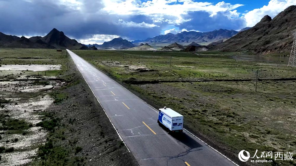 一輛無人快遞車正沿著定日縣通往扎果鄉(xiāng)的道路平穩(wěn)行駛。人民日報記者 鮮敢攝