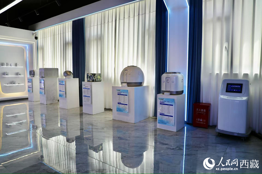 各類制氧產(chǎn)品。人民網(wǎng)記者 次仁羅布攝