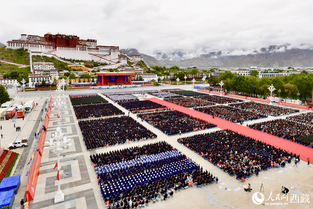 熱烈慶祝西藏自治區(qū)成立60周年大會(huì)現(xiàn)場(chǎng)。索朗旺久攝