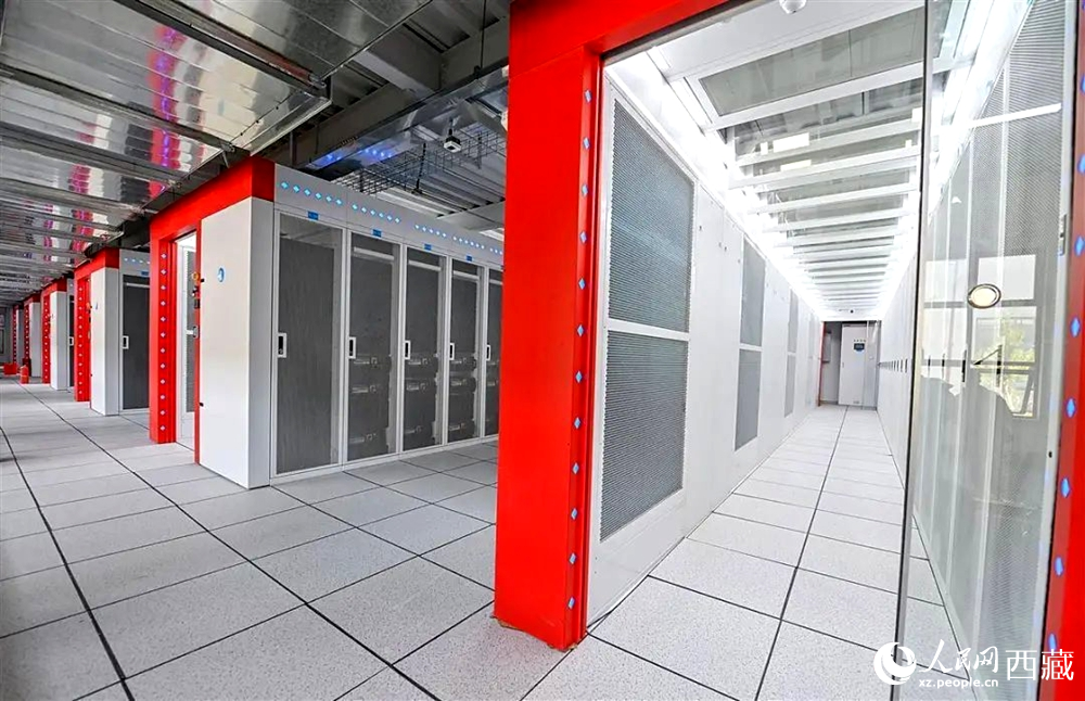 西藏“雅江1號(hào)”人工智能先進(jìn)計(jì)算中心機(jī)房。人民日?qǐng)?bào)記者 鮮敢攝