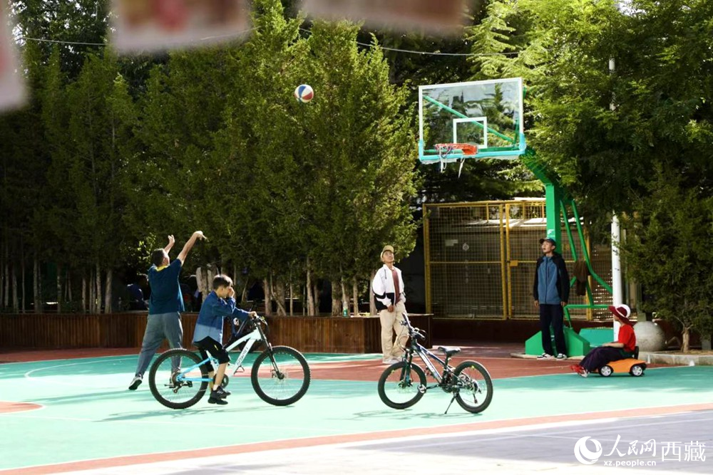 孩子們?cè)谏鐓^(qū)享受運(yùn)動(dòng)時(shí)光。人民網(wǎng)記者 次仁羅布攝
