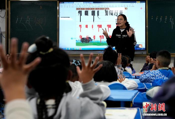 拉薩小學(xué)生的藏語文課