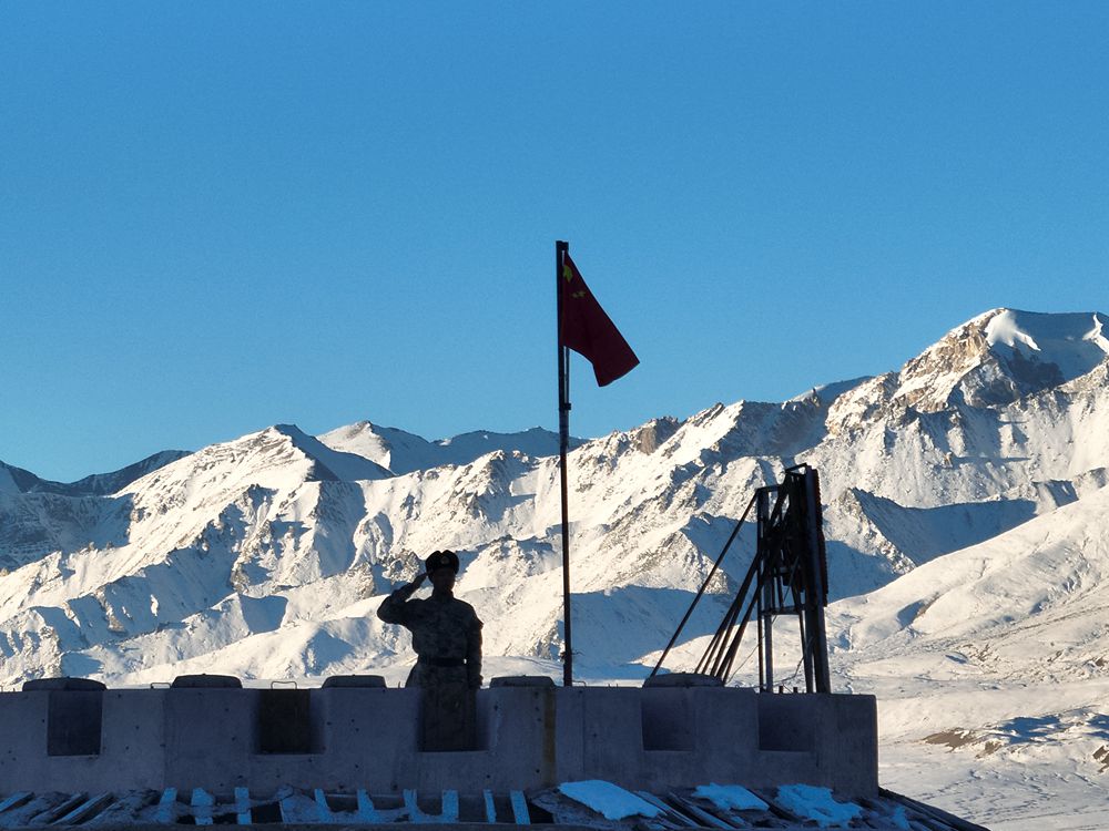五星紅旗在哨所飄揚(yáng)。人民日?qǐng)?bào)記者 瓊達(dá)卓嘎攝