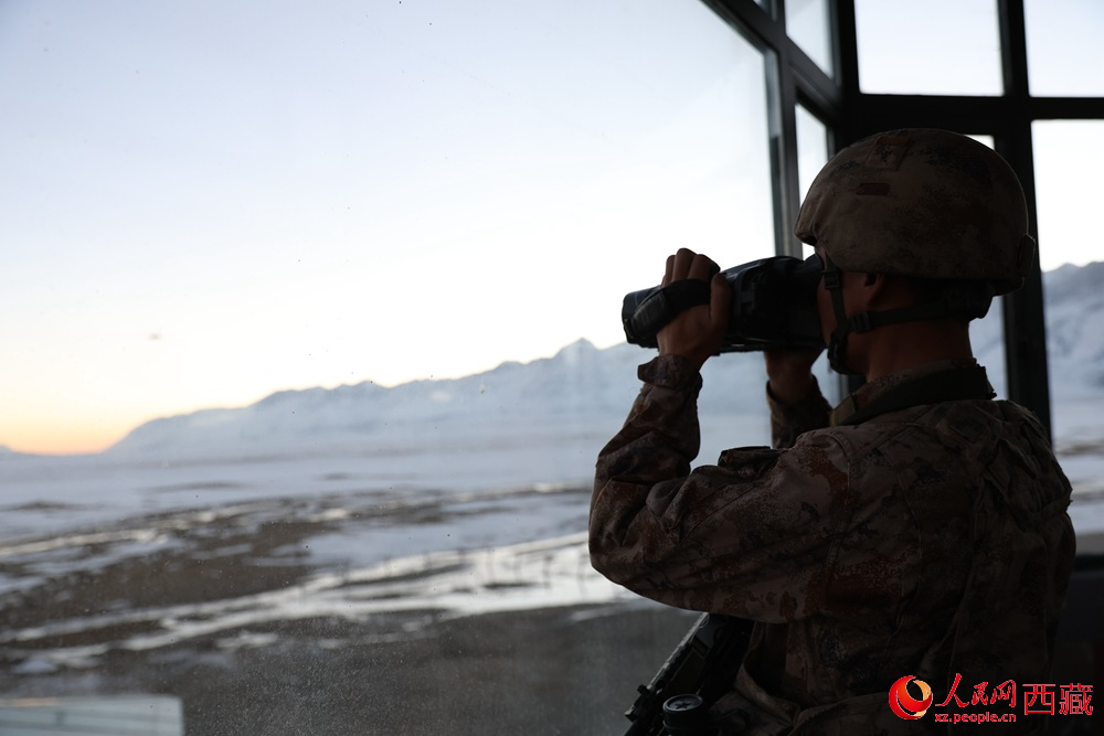 官兵在觀察哨所周邊情況。人民日?qǐng)?bào)記者 瓊達(dá)卓嘎攝