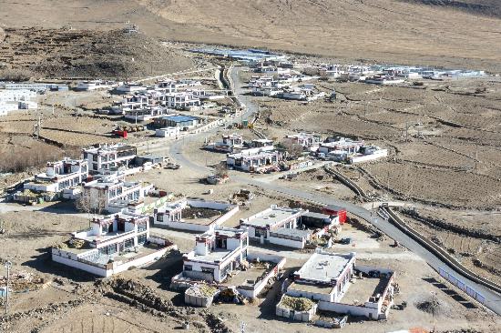 2025年12月11日，西藏定日縣長所鄉(xiāng)古榮村新貌。人民網(wǎng)記者 翁奇羽攝