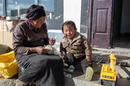 次仁普尺的媽媽在院子里做家務。人民網(wǎng)記者 翁奇羽攝