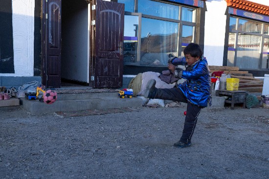 次仁普尺的弟弟在院子里玩耍。人民網(wǎng)記者 翁奇羽攝