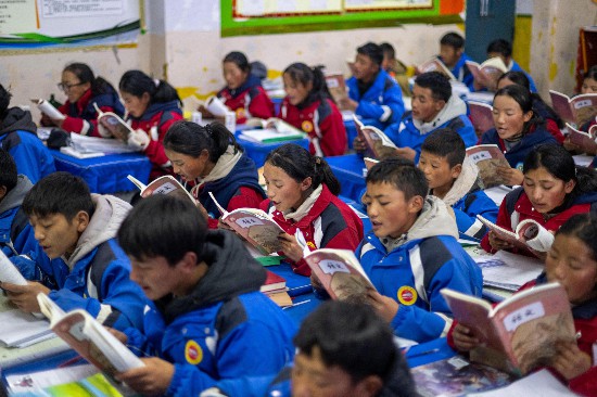 央金和同學(xué)們在教室中上課。人民網(wǎng)記者 翁奇羽攝