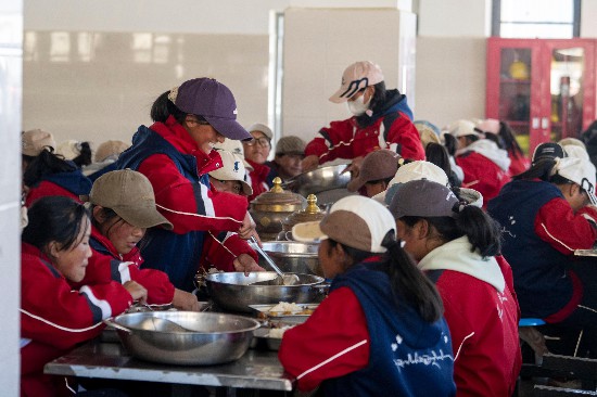 中午時(shí)分，學(xué)生們在食堂用餐。人民網(wǎng)記者 翁奇羽攝