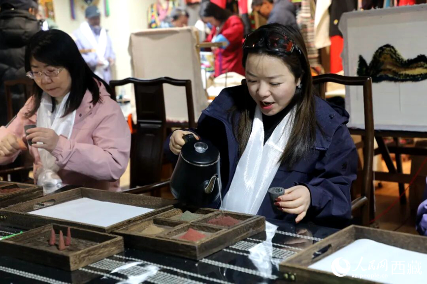游客在“雅礱里”文化藝術(shù)街區(qū)非遺展館體驗(yàn)制作藏香。在工作人員的指導(dǎo)下，游客親手揉搓香泥、壓制成型，感受藏族傳統(tǒng)非遺技藝的魅力。人民網(wǎng)記者 吳雨仁攝