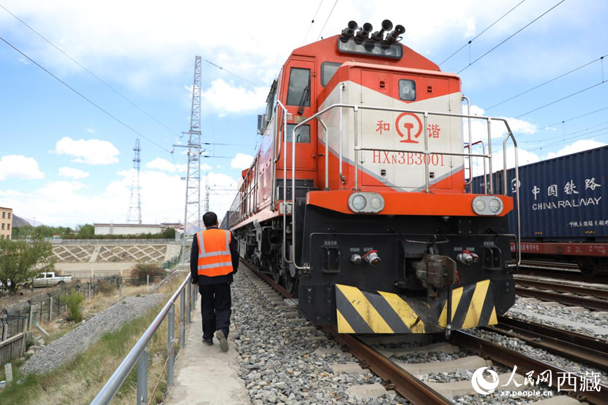 王增才正沿著軌道旁的小徑走向機(jī)車。人民網(wǎng)記者 次仁羅布攝