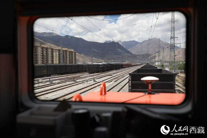 透過一方車窗，看“天路”發(fā)展變遷。人民網(wǎng)記者 次仁羅布攝