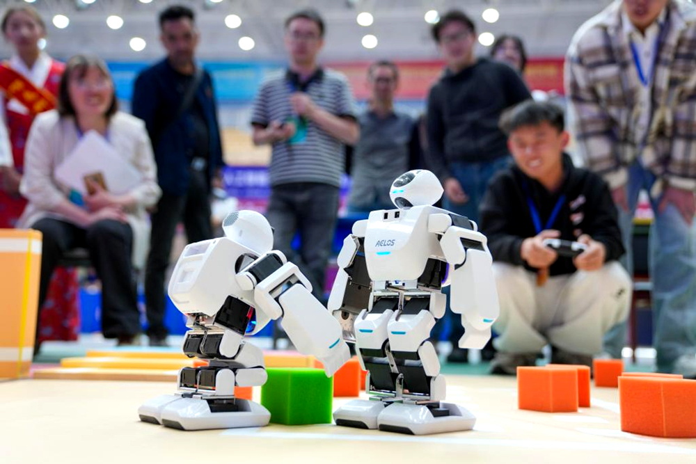 參賽選手操控機器人進行任務(wù)挑戰(zhàn)賽。晉美多吉攝