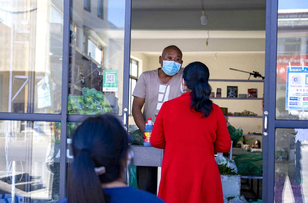 市民們有序排隊(duì)購(gòu)買早餐。人民網(wǎng) 次仁羅布攝