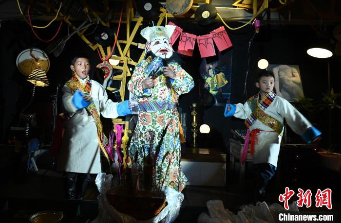 圖為由少兒表演的藏戲在公開場合演出。資料圖 趙朗 攝