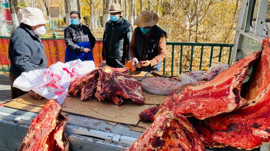 圖為市民正在買牛肉，本報記者 格桑倫珠攝(3737723)-20221201105107(1).jpg