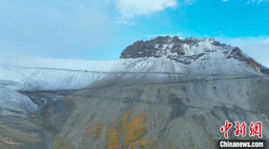圖為邊壩縣降雪時(shí)夏貢拉山段路況?！∵厜慰h融媒體中心供圖