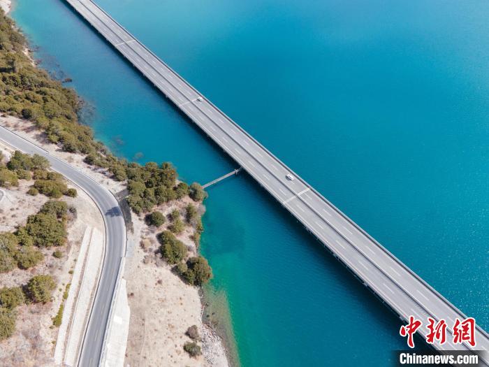 圖為西藏林拉高等級(jí)公路多布湖段風(fēng)光?！〗w波 攝
