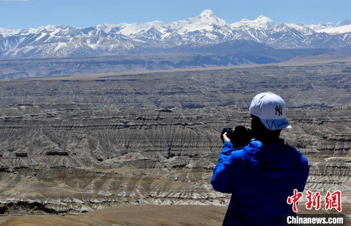 4月5日，游客在觀景臺(tái)拍攝札達(dá)土林?！±盍?攝