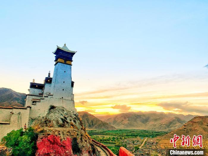 圖為西藏第一座宮殿——山南雍布拉康。　張巍 攝