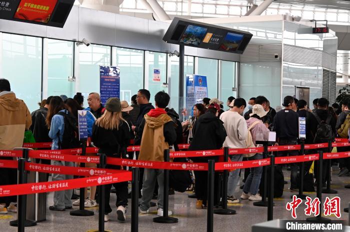 圖為“五一”期間，拉薩貢嘎機場旅客密集出行。　扎西頓珠 攝