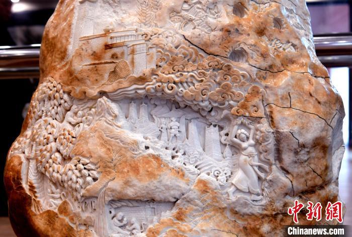 圖為5月16日，展覽中的漢白玉雕作品《猴子變?nèi)恕贰！±盍?攝