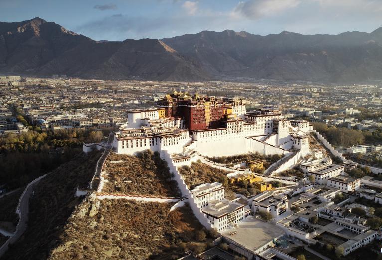 朝陽(yáng)中的布達(dá)拉宮??2018??11??15日攝）???新華社記??? 普布扎西 ??.jpg