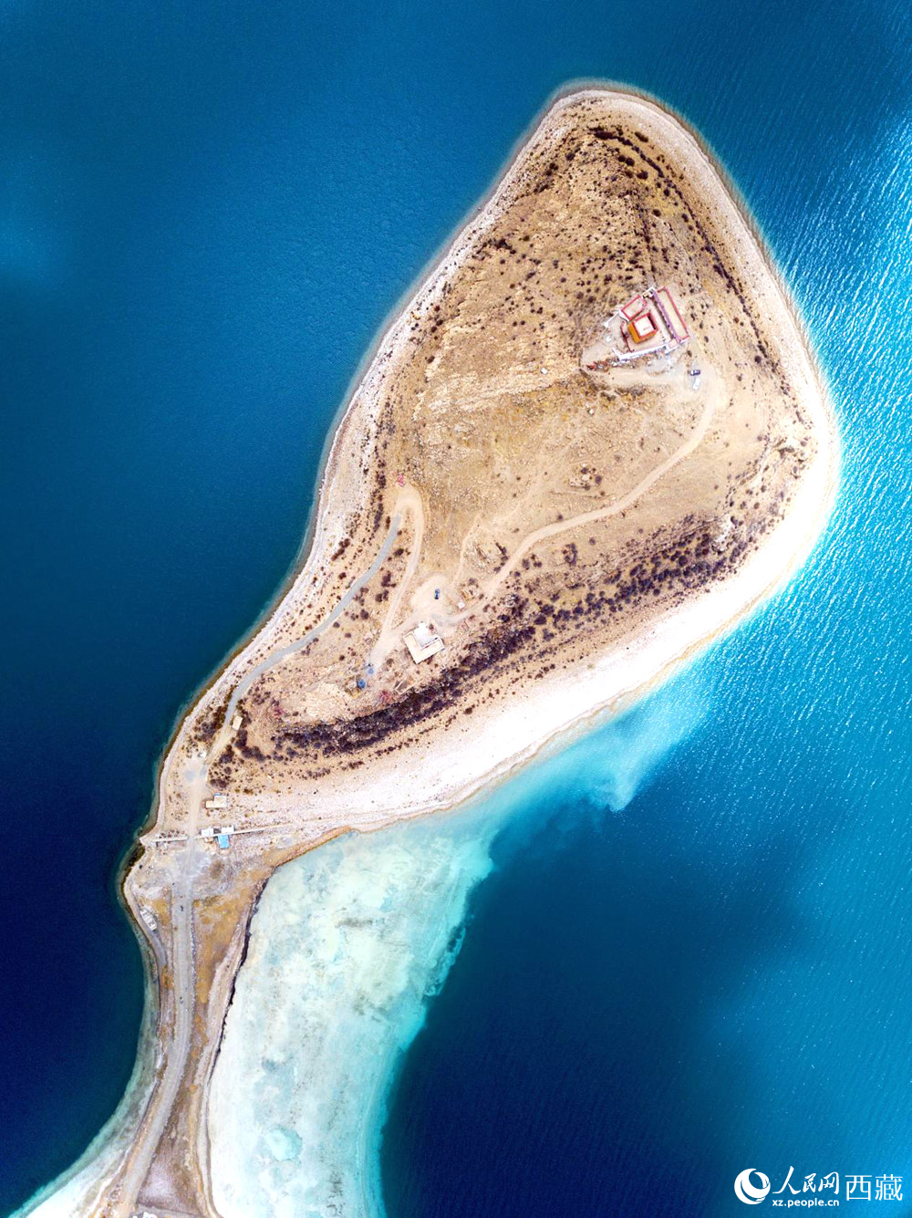 無人機(jī)視角下的西藏羊卓雍錯日托寺風(fēng)光。人民網(wǎng)記者 次仁羅布攝