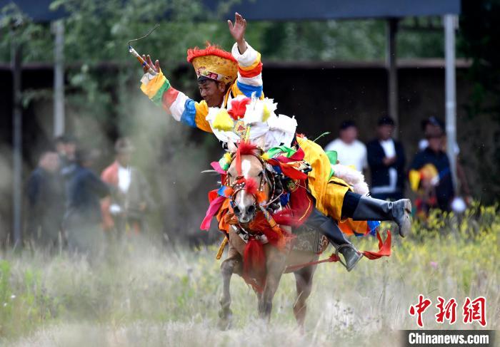 西藏拉薩：賽馬慶?！巴?jié)”