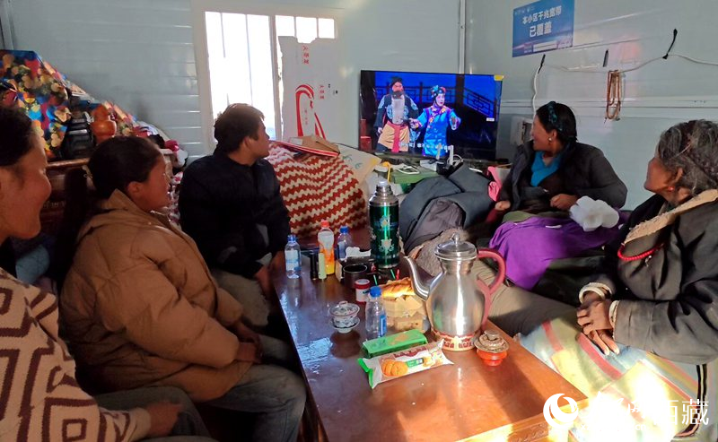 群眾在安置點板房內(nèi)看電視。人民網(wǎng)記者 吳雨仁攝