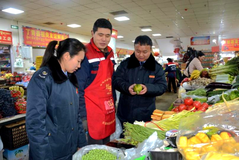 國家稅務(wù)總局丁青縣稅務(wù)局干部走訪了解春節(jié)蔬菜市場供求情況。楊虹攝