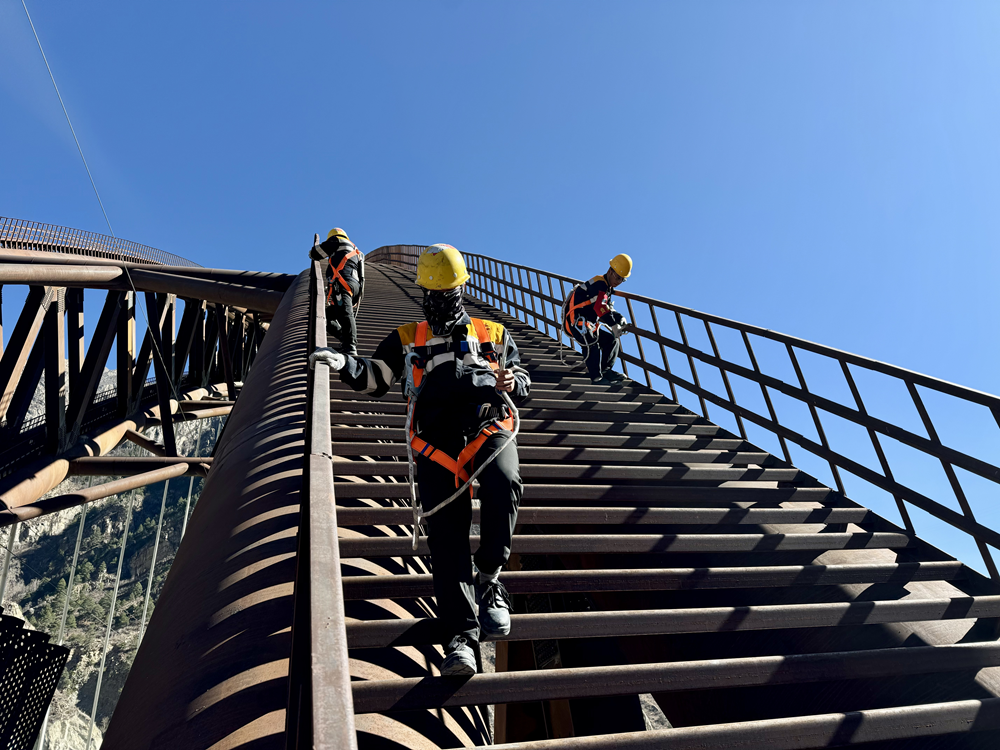 橋拱檢修。馬生明攝