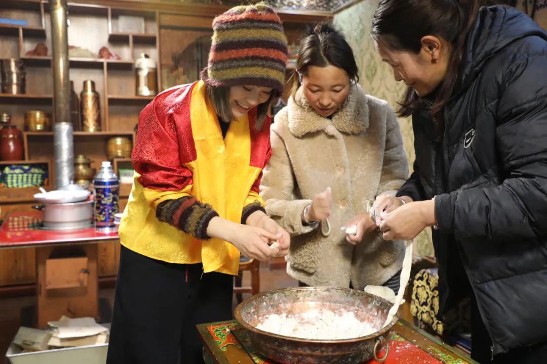 游客體驗(yàn)制作“古突”。巴桑卓嘎攝